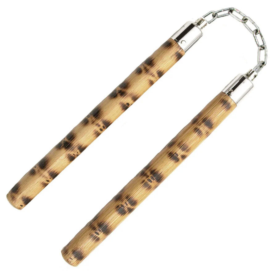 Blades USA Rattan Wood Nunchakus. Rottinkipalmupuusta valmistetut hiukan kevyemmät ja lujia iskuja kestävät nunchaku-kapulat. Kuulalaakeroidut ja hitsatut ketjulenkit. . Kuvassa nuncha kepit.