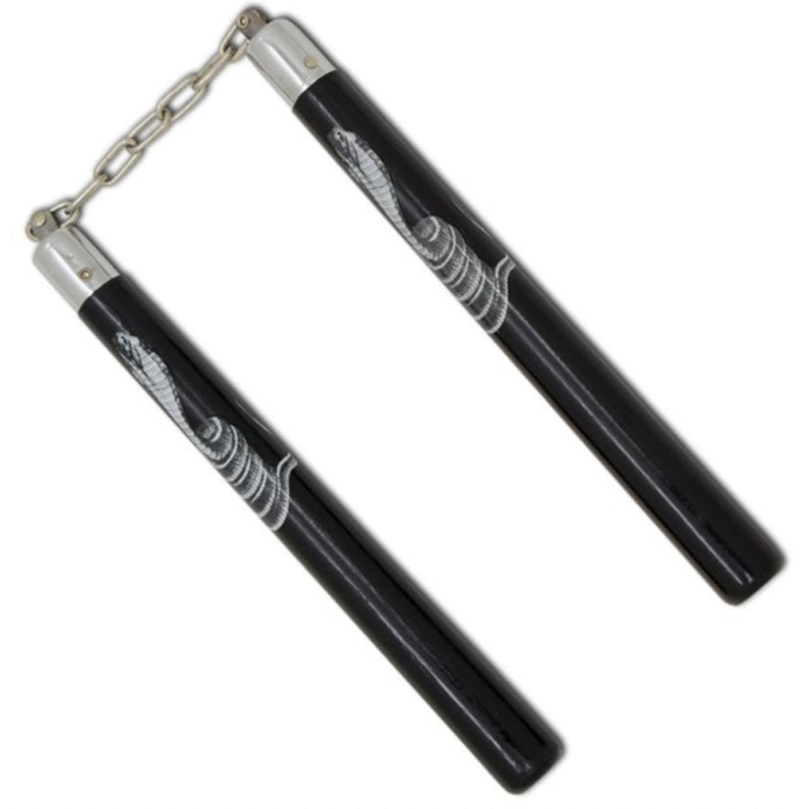 Kovapuusta valmistetut lujia iskuja kestävät nunchaku-kapulat. Kuulalaakeroidut ja hitsatut ketjulenkit. Kuvassa nuncha kepit ketju tiukkana.