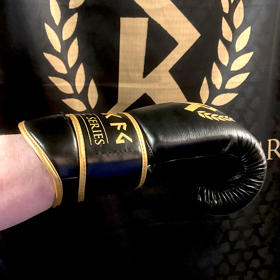 Musta-kultaiset Rurik FG Cælic Series 2.0 Nyrkkeilyhanskat. Premium-tason Rurik Cælic 2.0 nyrkkeilyhanskat aidosta nahasta. Kiitetyssä mallissa on erinomainen ranteen suoja varsinkin potkunyrkkeilyyn ja Muay Thaihin.
Ajattoman tyylikkäät ja todella jämäkät hanskat aitoa nahkaa. Kuvassa hanska kädessä.