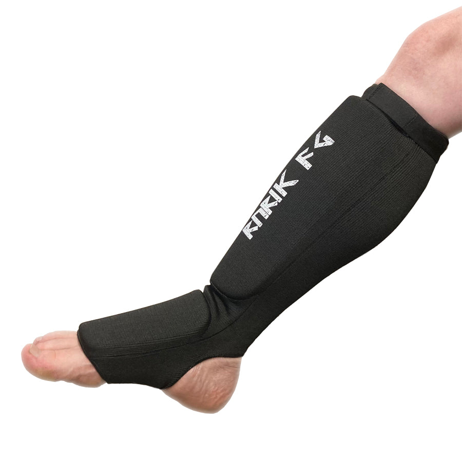 Rurik Fightgear sukkamalliset säärisuojat tarjoavat ensiluokkaista suojaa kamppailulajien harrastajille ja kilpailijoille. BJJ, thai, kickboxing, MMA suojat. Kuvassa säärisuoja jalassa.