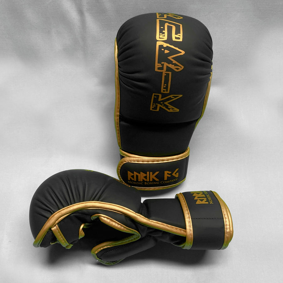 Rurik Caelic MMA hanskat musta-kulta vapaaotteluhanskat. Kokoja lapsille naisille junioreille ja miehille. Hyvät sparrihanskat vapaaotteluun. Koot s, m, l ja xl. Kuvassa  Rurik Caelic MMA hanskat musta-kulta vapaaotteluhanskat edestä ja sivulta