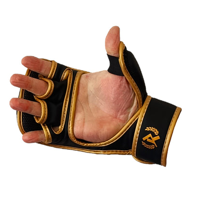  Caelic MMA hanskat musta-kulta vapaaottelu sparraus hanskat. Kokoja lapsille naisille junioreille ja miehille. Hyvät sparrihanskat vapaaotteluun. Koot s, m, l ja xl. Kuvassa mma hanskat rystysen puolesta kuvattuna. musta-kulta tältä näyttää kädessä