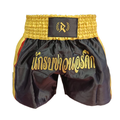 Huippuluokkaiset ja tyylikkäästi  brodeeratut Muay Thai fightshortsit Rurik Fightgearilta. Kuvassa shortsien etupuoli. pt-combat.fi