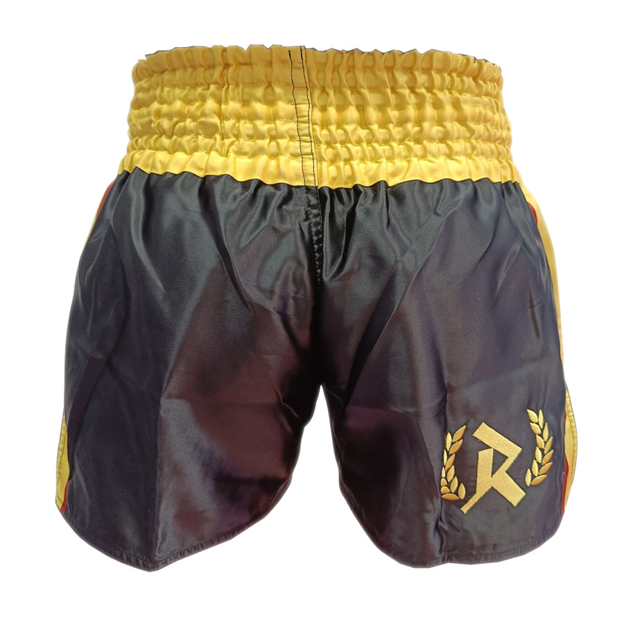 Huippuluokkaiset ja tyylikkäästi  brodeeratut Muay Thai fightshortsit Rurik Fightgearilta. Kuvassa shortsit takaa. pt-combat.fi