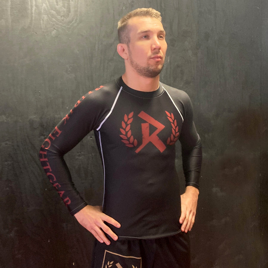 Rurik fg black  bjj nogi rash guard musta pitkähihainen paita henri lintulan päällä