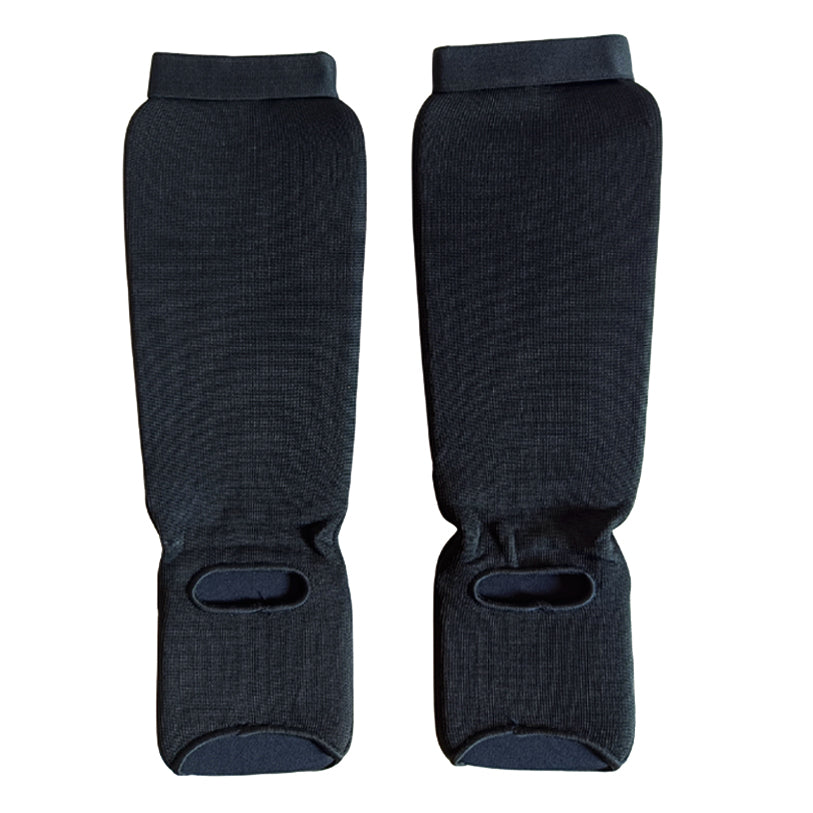 Rurik Fightgear sukkamalliset säärisuojat tarjoavat ensiluokkaista suojaa kamppailulajien harrastajille ja kilpailijoille. BJJ, thai, kickboxing, MMA suojat. Kuvassa säärisuojat takaa. 