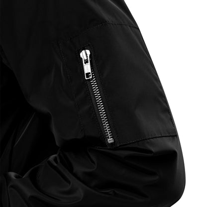 Rurik Fightgear-lentäjänpusakka.
Rurik FG "R" -logo rintapielessä sekä riimulogo selässä monivärisesti brodeerattuna. Kuvassa hihan yksityiskohta. PT-Combat.Fi