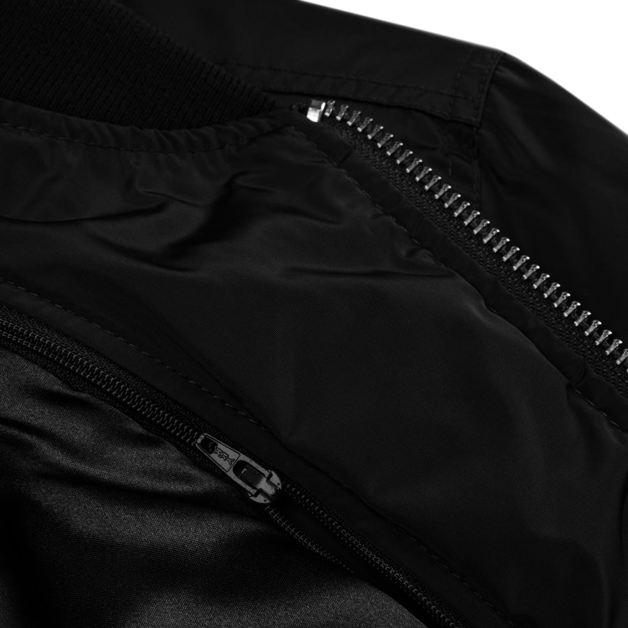 Rurik Fightgear-lentäjänpusakka.
Rurik FG "R" -logo rintapielessä sekä riimulogo selässä monivärisesti brodeerattuna. Kuvassa takin yksityiskohta. PT-Combat.Fi