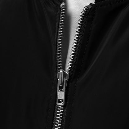 Rurik Fightgear-lentäjänpusakka.
Rurik FG "R" -logo rintapielessä sekä riimulogo selässä monivärisesti brodeerattuna. Kuvassa vetoketju. PT-Combat.Fi