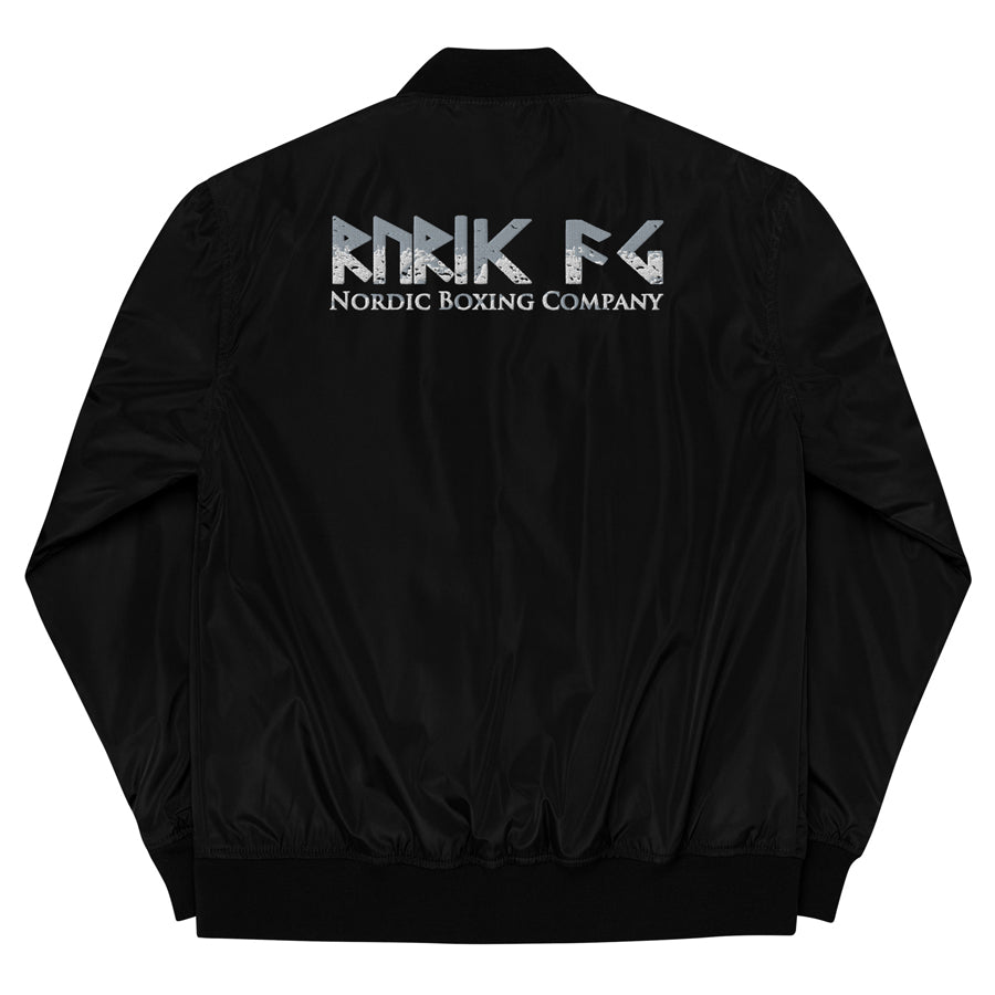 Rurik Fightgear-lentäjänpusakka.
Rurik FG "R" -logo rintapielessä sekä riimulogo selässä monivärisesti brodeerattuna. Kuvassa pilottitakki  takaa. PT-Combat.Fi