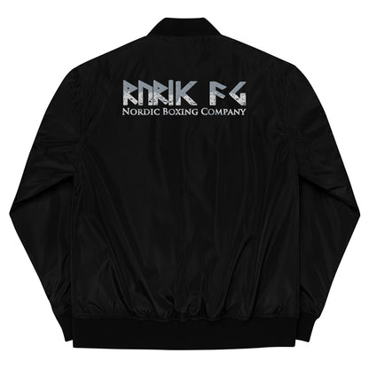 Rurik Fightgear-lentäjänpusakka.
Rurik FG "R" -logo rintapielessä sekä riimulogo selässä monivärisesti brodeerattuna. Kuvassa pilottitakki  takaa. PT-Combat.Fi