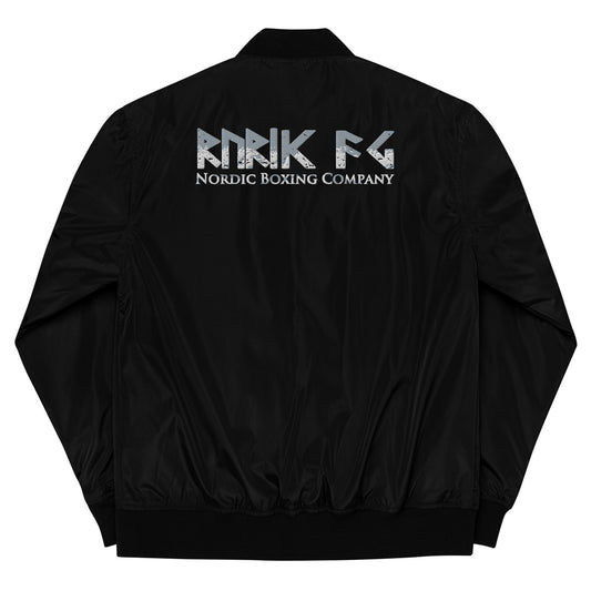 Rurik Fightgear-lentäjänpusakka.
Rurik FG "R" -logo rintapielessä sekä riimulogo selässä monivärisesti brodeerattuna. Kuvassa pilottitakki  takaa. PT-Combat.Fi