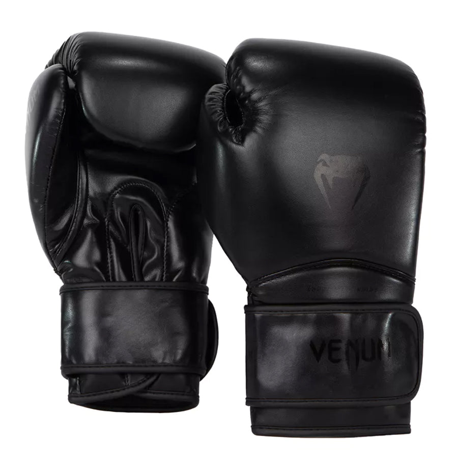Venum Contender 1.5 on laadukas aloitustason nyrkkeilyhanska säännölliseen käyttöön. Tyylikäs mustaa mustalla -kuviointi  Kuvassa hanskapari. Pt-combat.fi