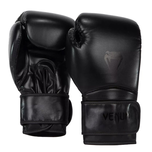 Venum Contender 1.5 on laadukas aloitustason nyrkkeilyhanska säännölliseen käyttöön. Tyylikäs mustaa mustalla -kuviointi  Kuvassa hanskapari. Pt-combat.fi