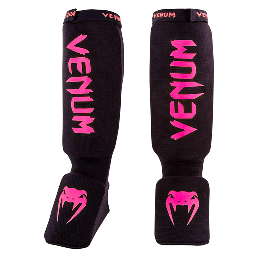 Venum Kontact -sukkamalliset slip-on säärisuojat. Kuvassa suojapari edessä. pt.combat.fi