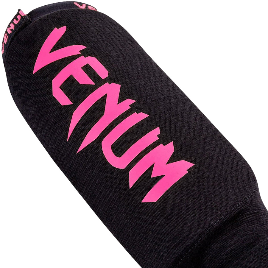 Venum Kontact -sukkamalliset slip-on säärisuojat. Kuvassa sääriosa ja venum-teksti. pt.combat.fi