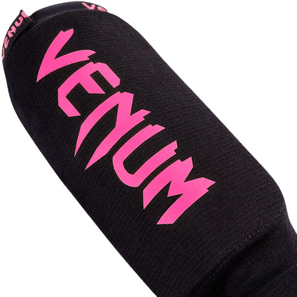 Venum Kontact -sukkamalliset slip-on säärisuojat. Kuvassa sääriosa ja venum-teksti. pt.combat.fi