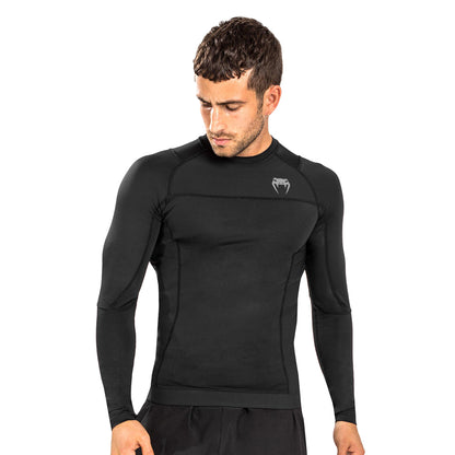 Venum G-Fit Air Long-Sleeve Rashguard. Paidassa on venumin logo vasemmassa rinnassa. Kuvassa rashguard kuvattuna miehen päällä. pt-combat.fi