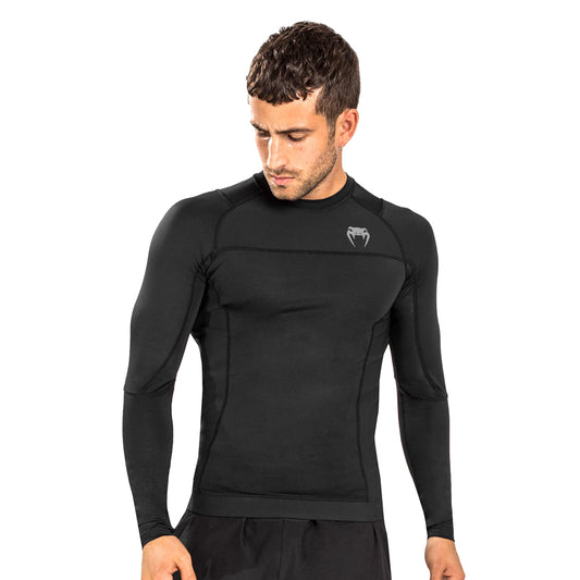 Venum G-Fit Air Long-Sleeve Rashguard. Paidassa on venumin logo vasemmassa rinnassa. Kuvassa rashguard kuvattuna miehen päällä. pt-combat.fi