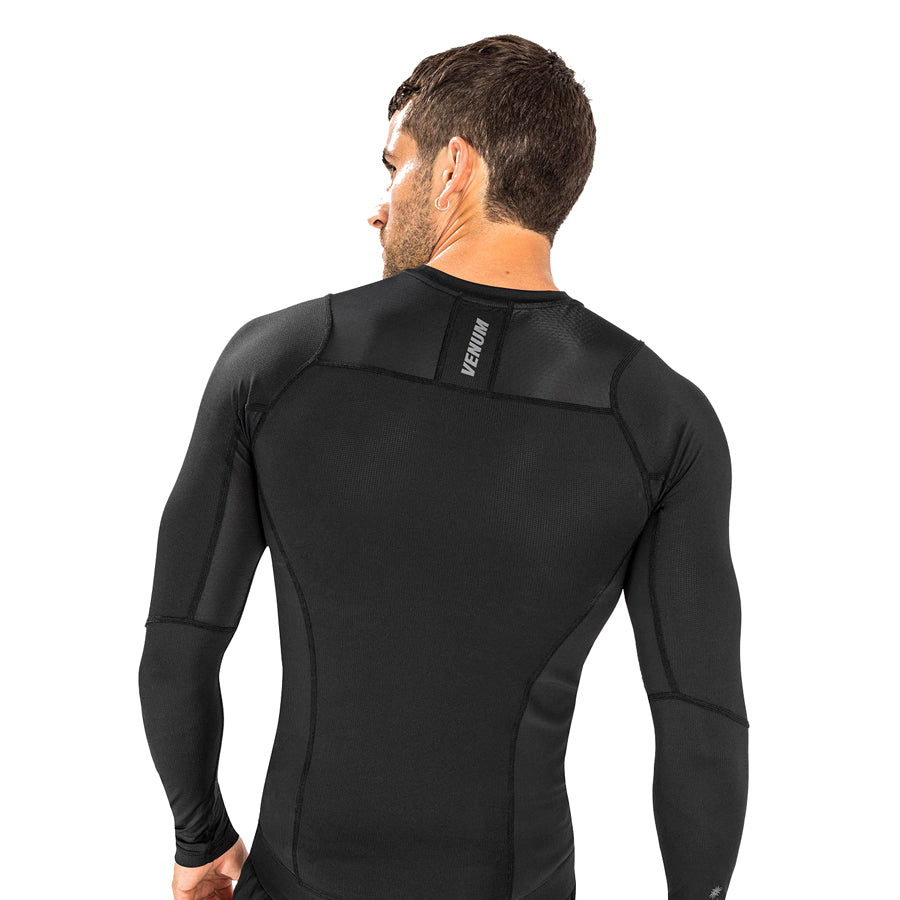 Venum G-Fit Air Long-Sleeve Rashguard. Tyylilkäs musta väri. Kuvassa rashguard takaa. pt-combat.fi