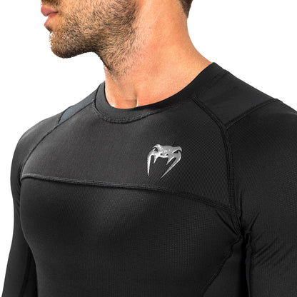 Venum G-Fit Air Long-Sleeve Rashguard. Tyylilkäs musta väri. Kuvassa brodeerattu Venum logo. pt-combat.fi