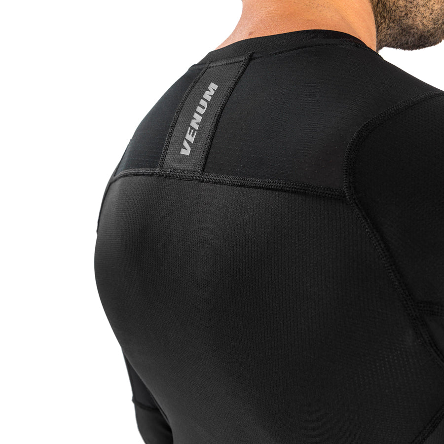 Venum G-Fit Air Long-Sleeve Rashguard. Tyylilkäs musta väri. Kuvassaselän yksityiskohta. pt-combat.fi