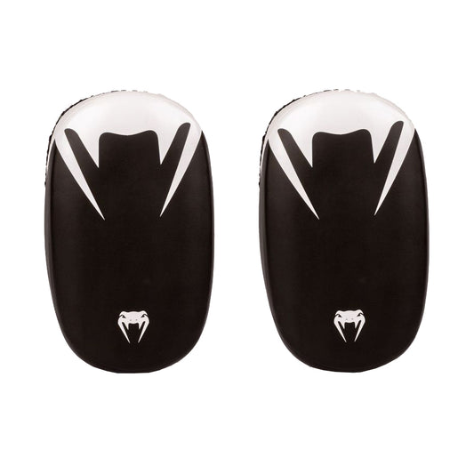 Venum light kick pads  muay Thai pädit musta valkoinen edestä