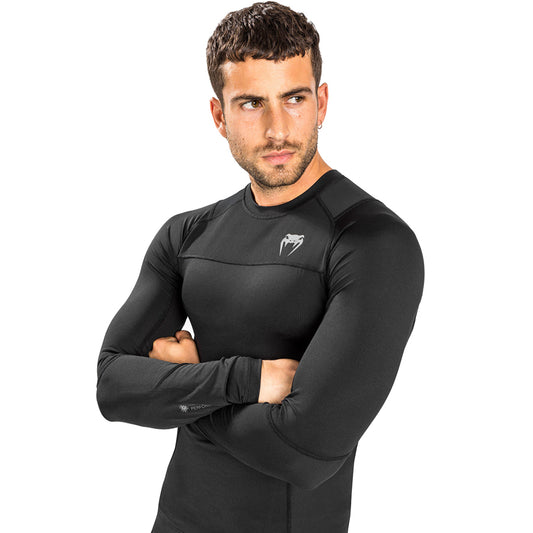 Venum G-Fit Air Long-Sleeve Rashguard. Tyylilkäs musta väri. Kuvassa rashguard kuvattuna miehen päällä. pt-combat.fi