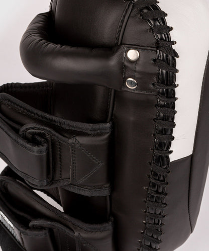 Venum light kick pads  muay Thai pädit musta valkoinen yksityiskohta sivusta