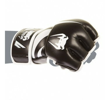 Venum MMA otteluhanskat otteluihin, harjoituksiin ja säkkitreeneihin. Mma hanskat on valmistettu kestävästä nappa-nahasta. Tuettu peukalo.
 Hyväksytty ottelukäyttöön. Kuva mma hanska kädessä,käsi nyrkissä.