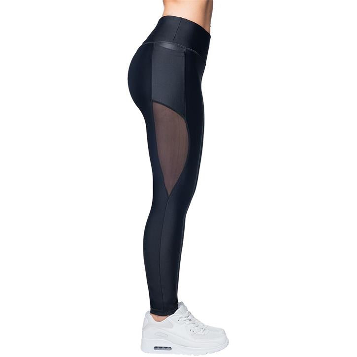 Anarchy Apparel Phoenix mesg leggingsit. Korkeavyötäröinen malli pysyy nykimättä yllä ja näyttää hyvältä pohjoismaisen naisen päällä. Kuvattu sivusta