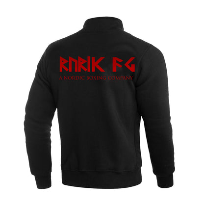  Rurik Fightgear korkeakauluksinen, vetoketjullinen takki. Brodeerattu teksti selässä. Takki on valmistettu Euroopassa. Kuva takaa. PT-Combat - 100% suomalainen Rurik-asiantuntijasi!