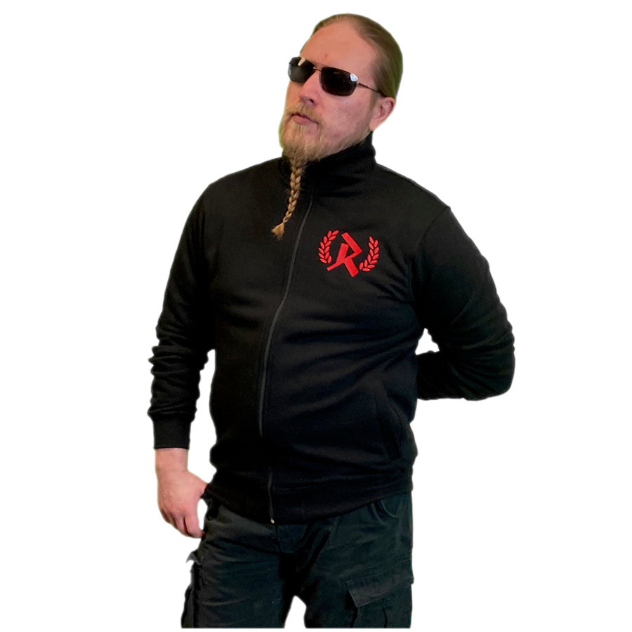  Rurik Fightgear korkeakauluksinen, vetoketjullinen takki. Brodeerattu logo rinnuksessa. Takki on valmistettu Euroopassa. Takki kuvattuna Mikan päällä. PT-Combat - 100% suomalainen Rurik-asiantuntijasi!