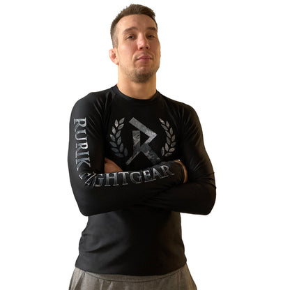 Rurik FG  Rashguard "Urban Camo" Musta Pitkähihainen nogi bjj kuvattu henri lintulan päällä