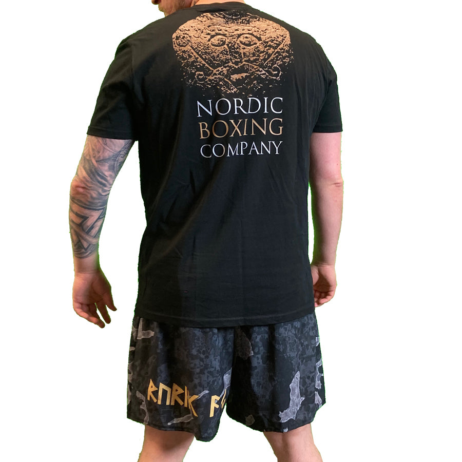 Rurik FG Urban Camo shortsit mallin päällä takaa.