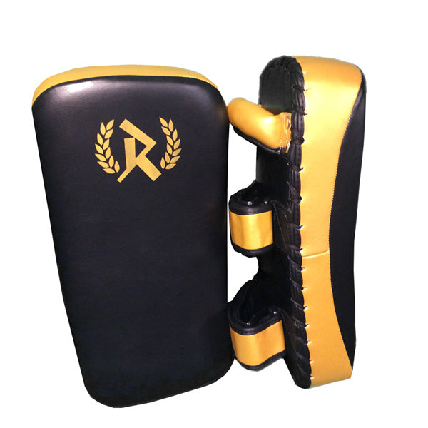 Rurik Fight gear G Caelic -sarjan potkutyynypari. Huippulaadukkaat ja käsintehdyt Thaipadit oikeaa nahkaa.
Kestävä valinta salitreeniin mihin tahansa pystylajiin.  Kuvassa tyyny edestä ja sivulta. PT-COMBAT.FI