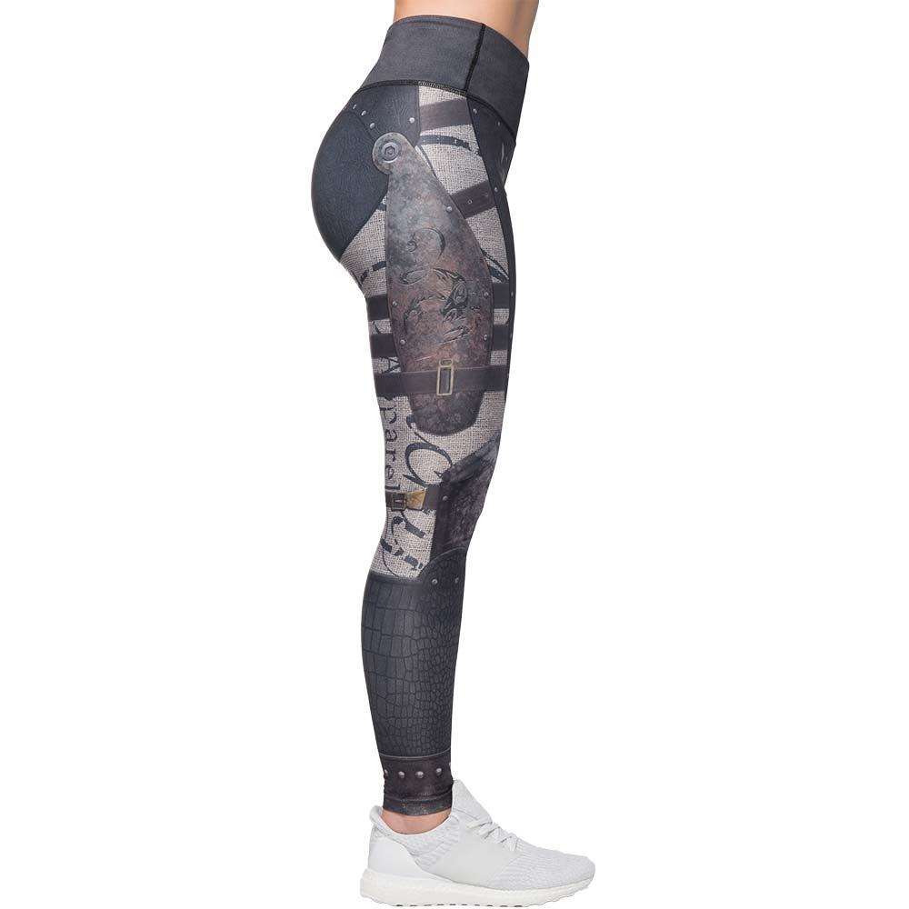 Anarchy Apparel scorpion kompressio  leggingsit. Korkeavyötäröinen malli pysyy nykimättä yllä ja näyttää hyvältä pohjoismaisen naisen päällä. Kuvattu suoraan sivusta