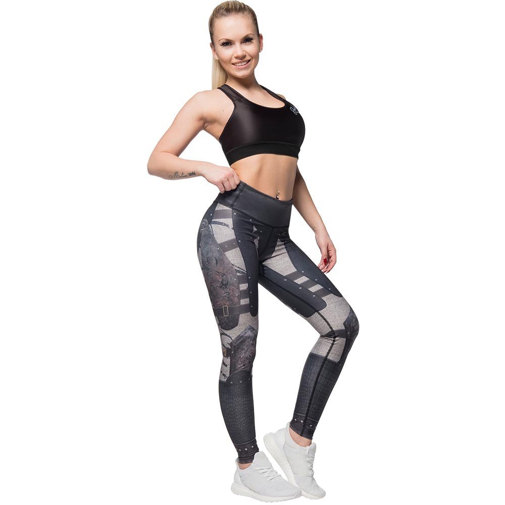 Anarchy Apparel scorpion kompressio  leggingsit. Korkeavyötäröinen malli pysyy nykimättä yllä ja näyttää hyvältä pohjoismaisen naisen päällä. 